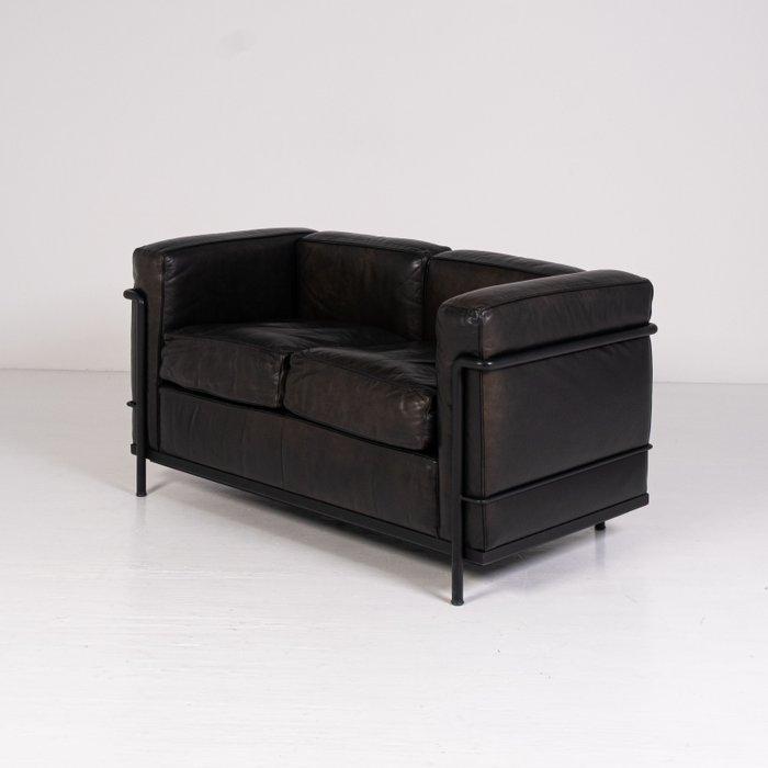 Cassina - Charlotte Perriand, Le Corbusier, Pierre Jeanneret, Antiek en Kunst, Antiek | Meubels | Stoelen en Sofa's