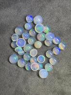Lot de 12,50 carats de cabochons d’opales blanches ronds.