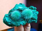 Naalddraaiend groen magnesium Kristallen op matrix - Hoogte:, Verzamelen