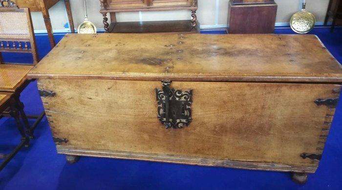 Kist - Walnoot, Gietijzer - Spaans bruidsschatkistje, Antiek en Kunst, Antiek | Overige Antiek