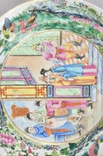Bord - A CHINESE CANTON DISH DECORATED WITH FIGURES -, Antiek en Kunst