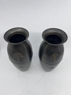 Vase (2) - Laiton - 2 vases de couleur bronze, Antiek en Kunst