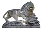 sculptuur, grande gruppo scultoreo di leone e gazzella -
