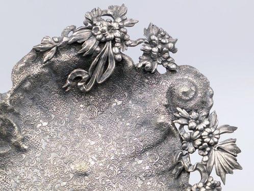 Tafelmiddenstuk - Alzata met Bloemdecoraties in Reliëf, Antiek en Kunst, Antiek | Meubels | Tafels