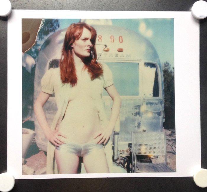 Stefanie Schneider - Daisy in front of Trailer (Till Death, Antiek en Kunst, Kunst | Designobjecten