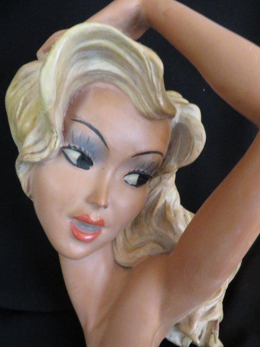 Beeldje - Dame in stijl van Brigitte Bardot - Keramiek, Antiek en Kunst, Curiosa en Brocante
