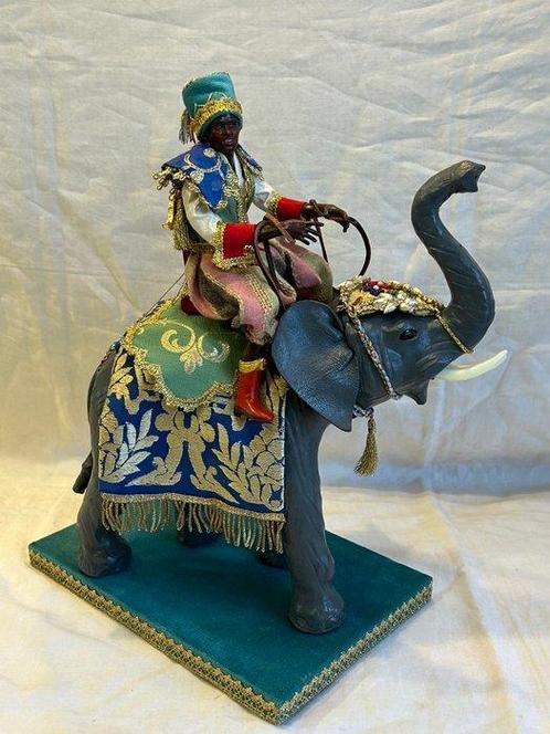 Sculpture, Personaggio su elefante in cuoio pressato -, Antiek en Kunst, Kunst | Niet-Westerse kunst