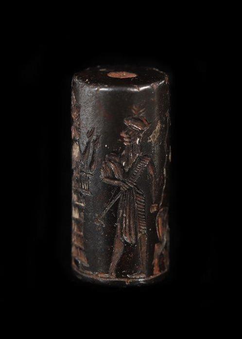 Ancien babylonien Hématite Sceau cylindrique avec scène, Antiek en Kunst, Antiek | Overige Antiek