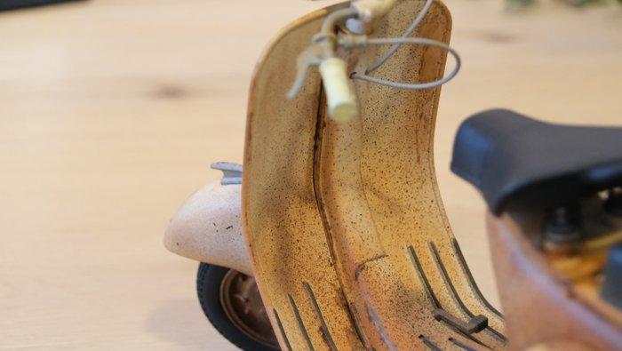 New Ray 1:6 - Model motorfiets - Vespa 150 - Barnfind patina, Hobby en Vrije tijd, Modelauto's | 1:5 tot 1:12