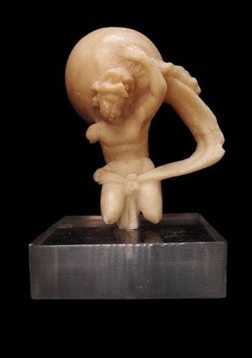 Post-médiéval - Sculpture en albâtre - Atlas soutenant le, Antiquités & Art