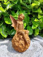 Beeld, statue angel on sphere with finish in flower motif -