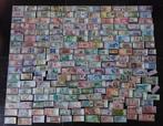Wereld. - 200 verschillende bankbiljetten uit 57, Postzegels en Munten